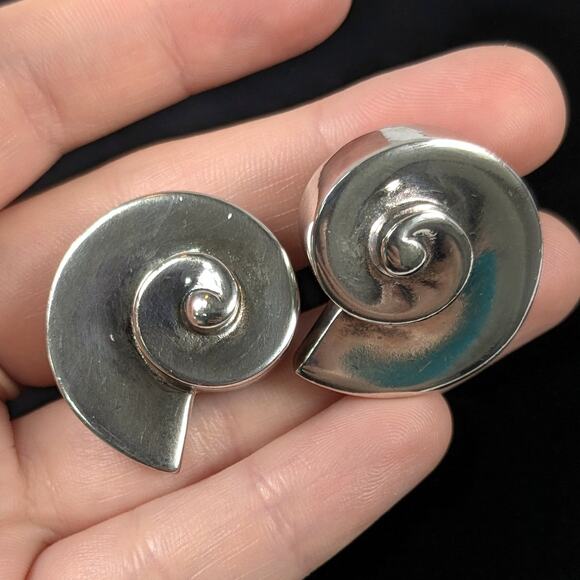 Vintage GIVENCHY Signed Silver Tone Swirl 3-D Shell Clip On Earrings - Picture 2 of 10